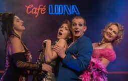 Obraz Główny: „Café Luna” w reż. Józefa Opalskiego. Fot. Roman Jocher