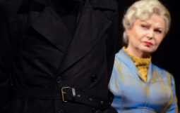 Obraz Główny: Dorota Lulka jako Marta Brewster w spektaklu „ARSZENIK I STARE KORONKI”, reżyseria: Krzysztof Babicki.
Fot. Roman Jocher