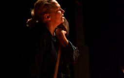 Obraz Główny: Dorota Lulka jako Annie Wilkes w spektaklu „Misery”, reżyseria Krzysztof Babicki
Fot. Roman Jocher