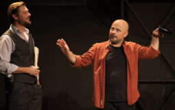 Obraz Główny: Bogdan Smagacki w spektaklu „Bóg mordu”, reżyseria Tomasz Man. Fot. Roman Jocher